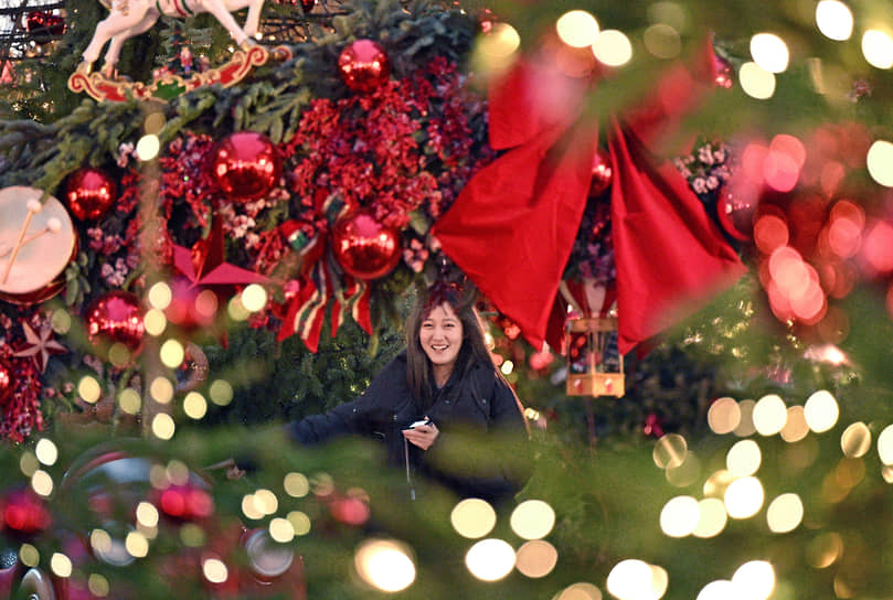 Площадка уличного фестиваля «Путешествие в Рождество» на Манежной площади