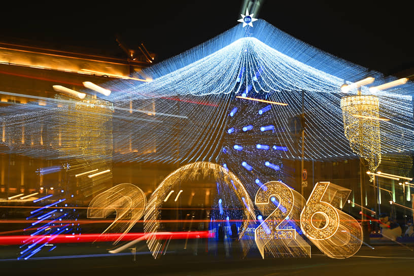 Новогоднее украшение на Лубянской площади