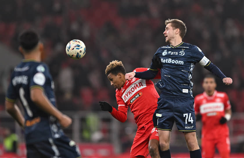 Игрок «Спартака» Жедсон Фернандеш (слева) и динамовец Даниил Фомин (справа)