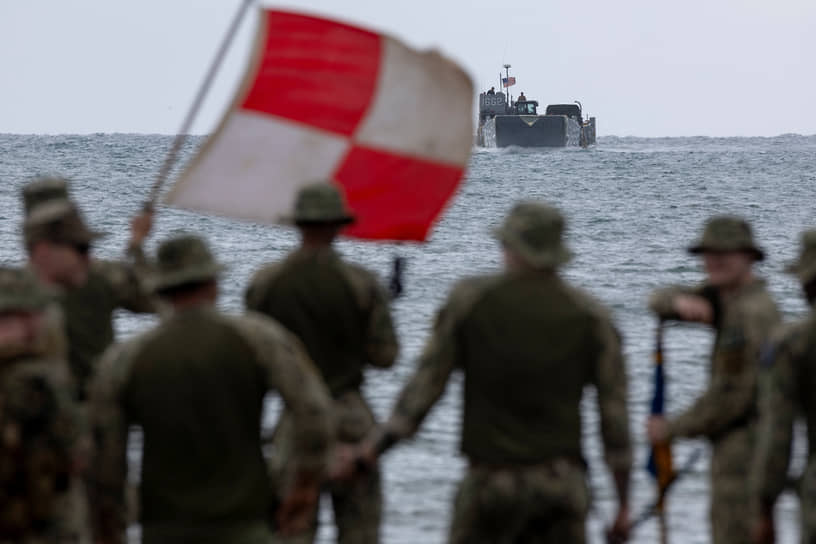 Военнослужащие ВМС США подают десантникам сигнал к высадке