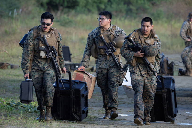 Морпехи со снаряжением после высадки
