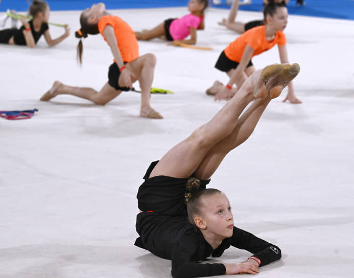Юные гимнастки на мастер-классе 
