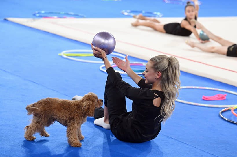 Гимнастка Анна Попова