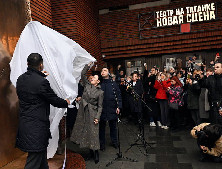 Директор Театра на Таганке Ирина Апексимова (вторая слева)