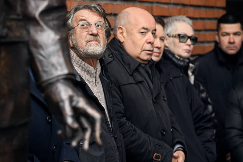 Актер Леонид Ярмольник (слева) и специальный представитель президента РФ по международному культурному сотрудничеству Михаил Швыдкой (второй слева)