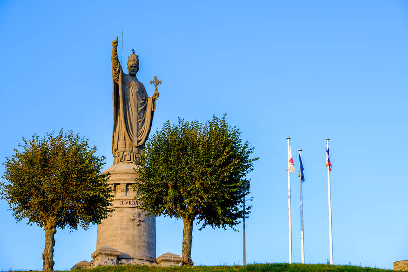Памятник Урбану II в его родном Шатийоне поставили во времена, когда еще никто не подходил к истории с меркой новой этики. Имя Урбан понтифик взял в честь своего предшественника, умершего в III веке и славившегося умением убеждать схизматиков. Урбан II тоже, вероятно, хотел принести на Восток мир — а принес меч