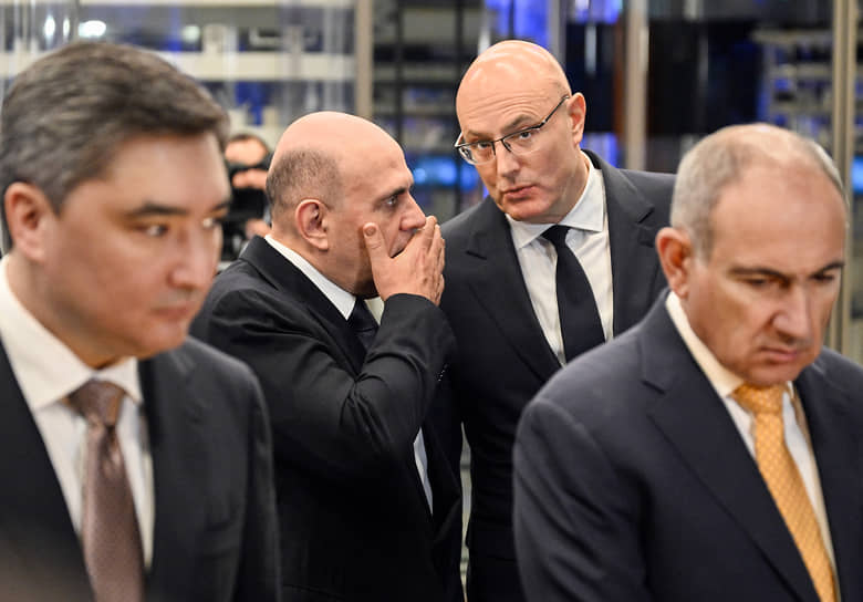 Слева направо: премьер-министр Казахстана Олжас Бектенов, председатель правительства России Михаил Мишустин, зампред правительства России Дмитрий Чернышенко и премьер-министр Армении Никол Пашинян в музее «Атом» на ВДНХ