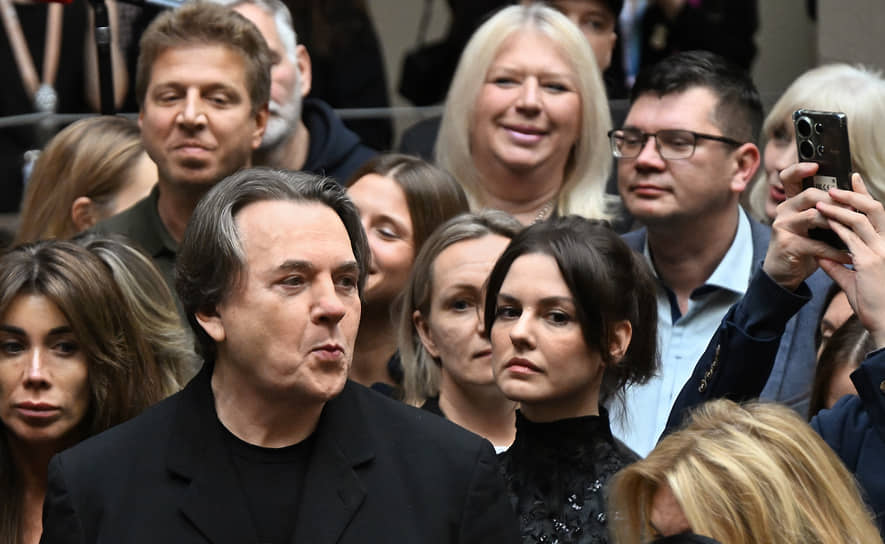 Генеральный директор «Первого канала» Константин Эрнст (второй слева) и актриса Лянка Грыу (в центре) на открытии выставки «Марк Шагал. Радость земного притяжения» в ГМИИ имени А.С. Пушкина