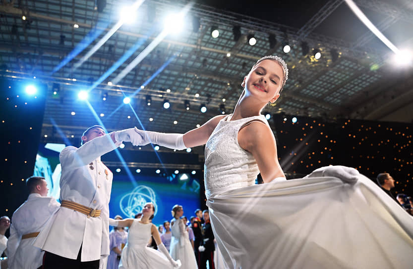 Участники Международного кремлевского кадетского бала в Гостином дворе 