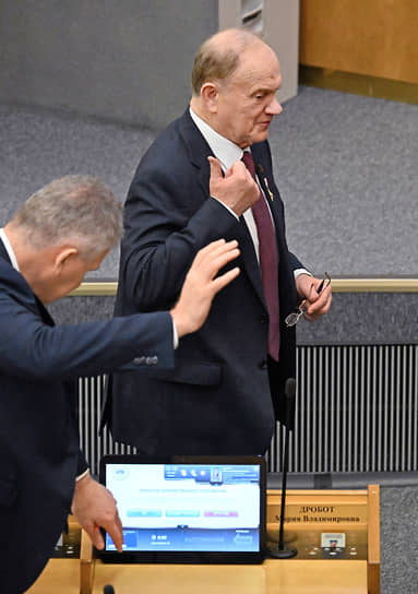 Лидер КПРФ Геннадий Зюганов (справа) и зампред комитета по охране здоровья Алексей Куринный на заседании Госдумы