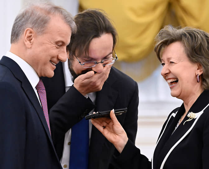 Справа налево: гендиректор АО «Российский экспортный центр» Вероника Никишина, председатель общероссийской общественной организации «Деловая Россия» Алексей Репик и президент, председатель правления Сбербанка Герман Греф перед началом заседания Совета по стратегическому развитию и национальным проектам в Кремле