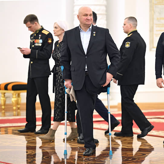 Герой России Альберт Чириков (в центре) на вручении медалей «Золотая Звезда» Героям России