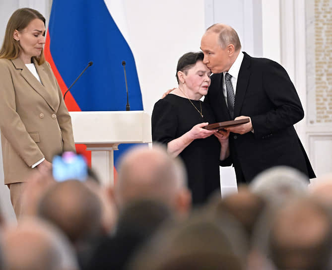 Президент России Владимир Путин и родные сержанта Никиты Афанасьева, погибшего в зоне СВО, мать Татьяна Афанасьева (в центре) и супруга Марина Бородина на вручении медалей «Золотая Звезда» Героям России в Георгиевском зале Большого Кремлевского Дворца