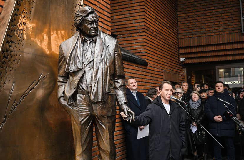 Художественный руководитель Государственного театра наций Евгений Миронов (в центре) на открытии скульптурной композиции, посвященной памяти Юрия Любимова, у входа в Театр на Таганке