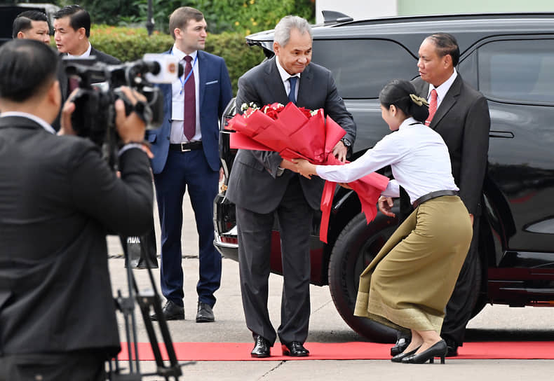Секретарь Совета безопасности России Сергея Шойгу (в центре) и заместитель премьер-министра, министр общественной безопасности Лаоса Вилай Лакхамфонг (справа) на возложении венка к памятнику советским летчикам в Лаосе