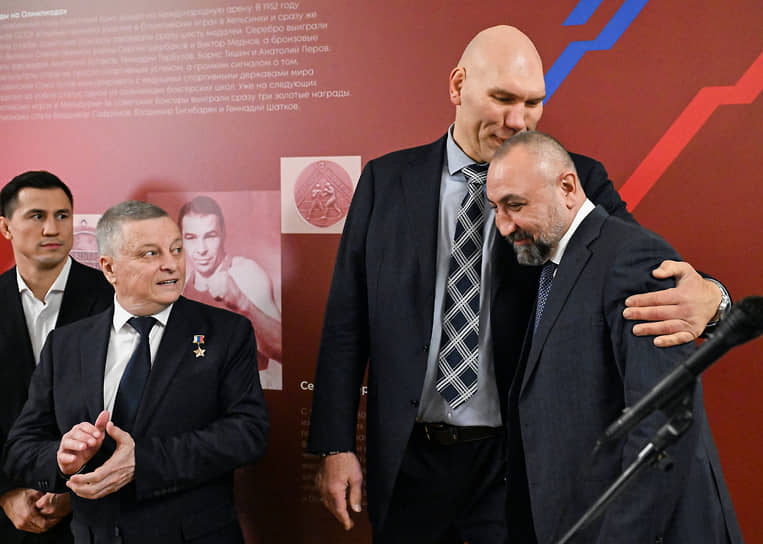 Первый зампред комитета Госдумы по туризму и развитию туристической инфраструктуры Николай Валуев (второй справа) и главный тренер мужской сборной России по боксу Александр Лебзяк (справа) на церемонии открытия выставки «130-летие российского бокса» в Госдуме