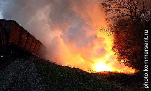 17.07.2007 Во Львовской области опрокинулись 15 цистерн грузового поезда с ядовитым желтым фосфором