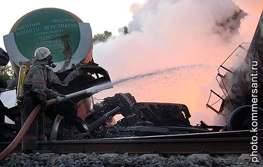 17.07.2007 Во Львовской области опрокинулись 15 цистерн грузового поезда с ядовитым желтым фосфором