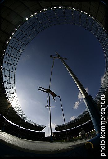 Елена Исинбаева прыгнула выше головы. В 2007 году выдающаяся российская прыгунья с шестом Елена Исинбаева установила всего один мировой рекорд, но зато неплохо заработала. Выиграв все шесть этапов серии Golden League (последний из них 26 сентября), она разделила с бегуньей на 400 м Санией Ричардс из США джекпот в $1 млн 