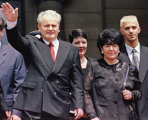 Бывший президент Югославии Слободан Милошевич (слева), его дочь Мария (вторая слева), жена Мира Маркович (вторая справа) и сын Марко (справа)   