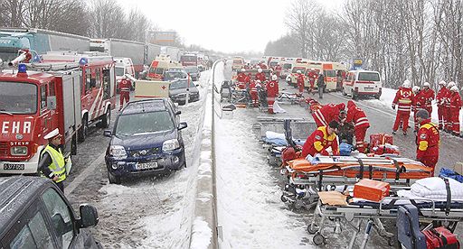 25.03.2008 Авария с участием 100 машин произошла на автомагистрали А-1, связывающей Зеевальхен и Сент-Георген, в провинции Верхняя Австрия. Один человек погиб, еще несколько находятся среди обломков своих автомобилей, спасатели пытаются извлечь пострадавших