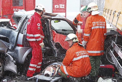 25.03.2008 Авария с участием 100 машин произошла на автомагистрали А-1, связывающей Зеевальхен и Сент-Георген, в провинции Верхняя Австрия. Один человек погиб, еще несколько находятся среди обломков своих автомобилей, спасатели пытаются извлечь пострадавших