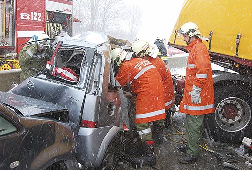 25.03.2008 Авария с участием 100 машин произошла на автомагистрали А-1, связывающей Зеевальхен и Сент-Георген, в провинции Верхняя Австрия. Один человек погиб, еще несколько находятся среди обломков своих автомобилей, спасатели пытаются извлечь пострадавших