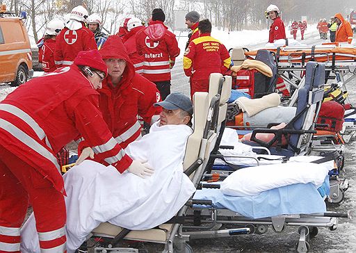 25.03.2008 Авария с участием 100 машин произошла на автомагистрали А-1, связывающей Зеевальхен и Сент-Георген, в провинции Верхняя Австрия. Один человек погиб, еще несколько находятся среди обломков своих автомобилей, спасатели пытаются извлечь пострадавших
