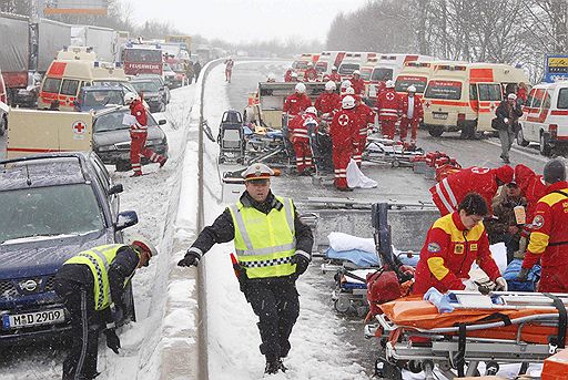 25.03.2008 Авария с участием 100 машин произошла на автомагистрали А-1, связывающей Зеевальхен и Сент-Георген, в провинции Верхняя Австрия. Один человек погиб, еще несколько находятся среди обломков своих автомобилей, спасатели пытаются извлечь пострадавших