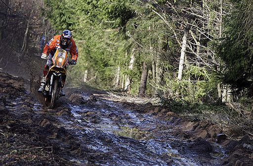 21.04.08 В Венгрии стартовал первый этап новой международной серии Dakar Series, венгерско-румынское Central Europe Rally. Гонка стала первым в этом году соревнованием, собравшим основные сильнейшие экипажи ралли-рейдов