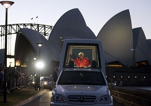 17.07.2008 Папа римский Бенедикт XVI прибыл с официальным визитом в Австралию. Он поблагодарил правительство Австралии за то, что оно попросило прощения у аборигенов за проводившуюся ранее политику ассимиляции