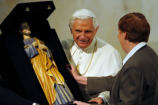 17.07.2008 Папа римский Бенедикт XVI прибыл с официальным визитом в Австралию. Он поблагодарил правительство Австралии за то, что оно попросило прощения у аборигенов за проводившуюся ранее политику ассимиляции