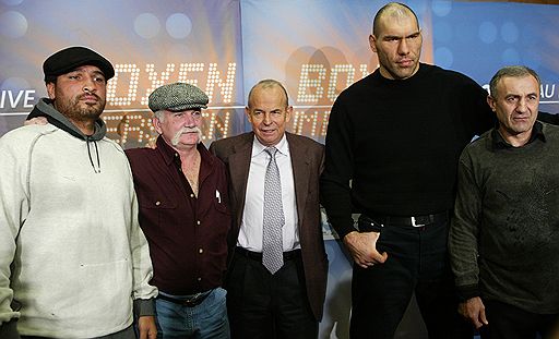 Джон Руис (крайний слева), его тренер Норман Стоун, организатор поединка Вилфрид Сауерлэнд, Николай Валуев и его тренер Манвел Габриэлян