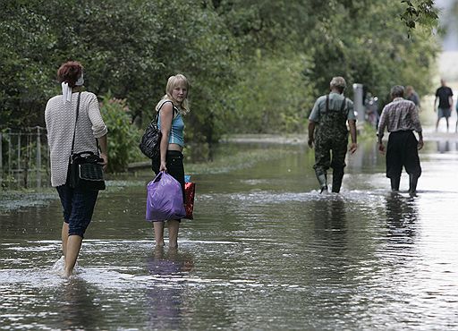 28.07.2008 На Западной Украине из-за сильных грозовых дождей 23-26 июля 2008 года  затопленными оказались около 40 тыс. домов, погибли 22 человека