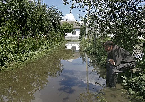 28.07.2008 На Западной Украине из-за сильных грозовых дождей 23-26 июля 2008 года  затопленными оказались около 40 тыс. домов, погибли 22 человека