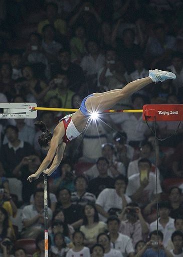 18.08.2008 Пятикратная чемпионка мира, двадцатичетырехкратная мировая рекордсменка, победительница Игр-2004 и 2008 Елена Исинбаева. Уже в ранге двукратной олимпийской чемпионки Исинбаева установила новый мировой рекорд, взяв высоту в 5,05 м