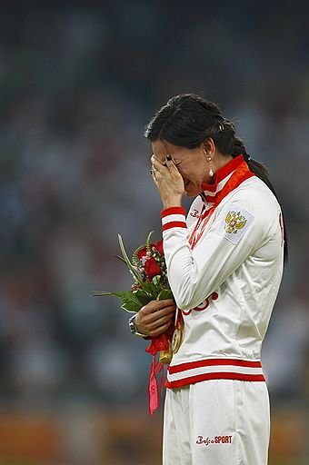 19.08.2008 Пятикратная чемпионка мира, двадцатичетырехкратная мировая рекордсменка, победительница Игр-2004 и 2008 Елена Исинбаева во время церемонии награждения 