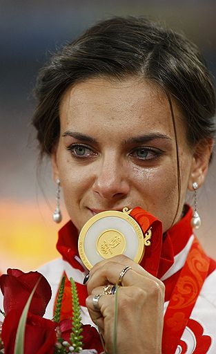 19.08.2008 Пятикратная чемпионка мира, двадцатичетырехкратная мировая рекордсменка, победительница Игр-2004 и 2008 Елена Исинбаева во время церемонии награждения 
