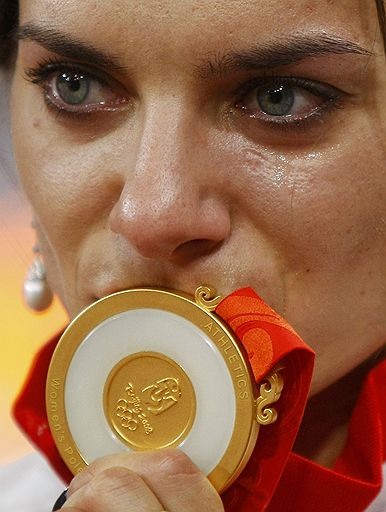 19.08.2008 Пятикратная чемпионка мира, двадцатичетырехкратная мировая рекордсменка, победительница Игр-2004 и 2008 Елена Исинбаева во время церемонии награждения 