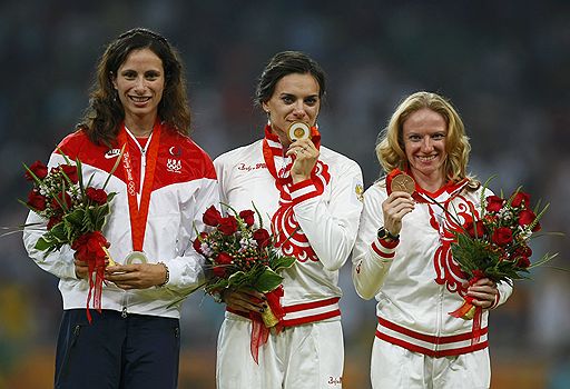 19.08.2008 Дженнифер Стучински, Елена Исинбаева и Светлана Феофанова во время церемонии награждения