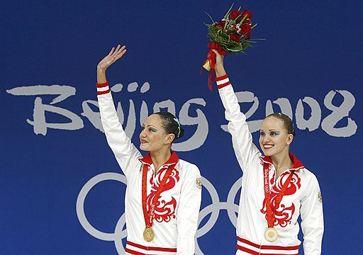 20.08.2008 Пекин. Финальные соревнования пар по синхронному плаванию. Золото выиграли российские спортсменки Анастасия Давыдова и Анастасия Ермакова (на фото). Серебро получили испанки Андреа Фуэнитес и Гемма Менгуал, бронзу - спортсменки из Японии Саха Харадо и Эмико Сузуки  