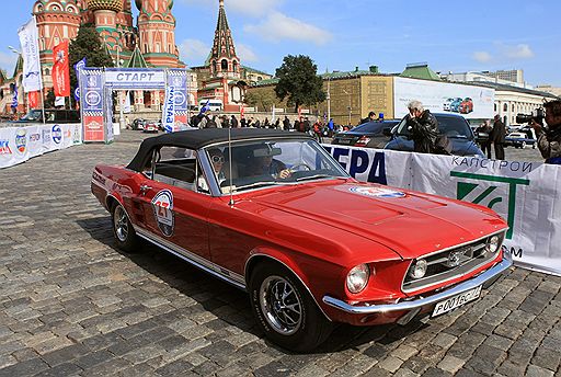 13.09.2008 В Москве состоялся автопробег ретроавтомобилей &quot;Дорога созидания&quot;, посвященный 20-летнему юбилею со дня основания комплекса архитектуры, градостроительства и развития города