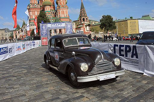 13.09.2008 В Москве состоялся автопробег ретроавтомобилей &quot;Дорога созидания&quot;, посвященный 20-летнему юбилею со дня основания комплекса архитектуры, градостроительства и развития города