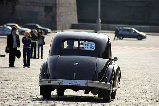 13.09.2008 В Москве состоялся автопробег ретроавтомобилей &quot;Дорога созидания&quot;, посвященный 20-летнему юбилею со дня основания комплекса архитектуры, градостроительства и развития города