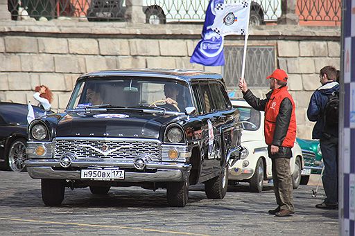 13.09.2008 В Москве состоялся автопробег ретроавтомобилей &quot;Дорога созидания&quot;, посвященный 20-летнему юбилею со дня основания комплекса архитектуры, градостроительства и развития города