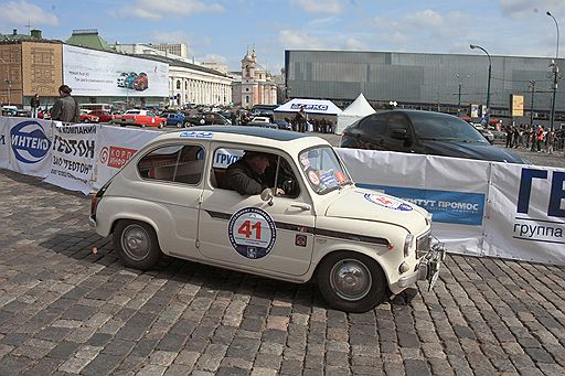 13.09.2008 В Москве состоялся автопробег ретроавтомобилей &quot;Дорога созидания&quot;, посвященный 20-летнему юбилею со дня основания комплекса архитектуры, градостроительства и развития города