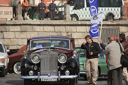 13.09.2008 В Москве состоялся автопробег ретроавтомобилей &quot;Дорога созидания&quot;, посвященный 20-летнему юбилею со дня основания комплекса архитектуры, градостроительства и развития города