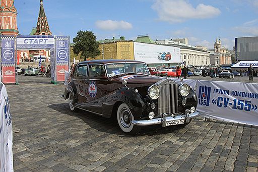 13.09.2008 В Москве состоялся автопробег ретроавтомобилей &quot;Дорога созидания&quot;, посвященный 20-летнему юбилею со дня основания комплекса архитектуры, градостроительства и развития города