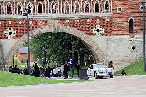 13.09.2008 В Москве состоялся автопробег ретроавтомобилей &quot;Дорога созидания&quot;, посвященный 20-летнему юбилею со дня основания комплекса архитектуры, градостроительства и развития города