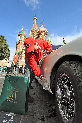 13.09.2008 В Москве состоялся автопробег ретроавтомобилей &quot;Дорога созидания&quot;, посвященный 20-летнему юбилею со дня основания комплекса архитектуры, градостроительства и развития города